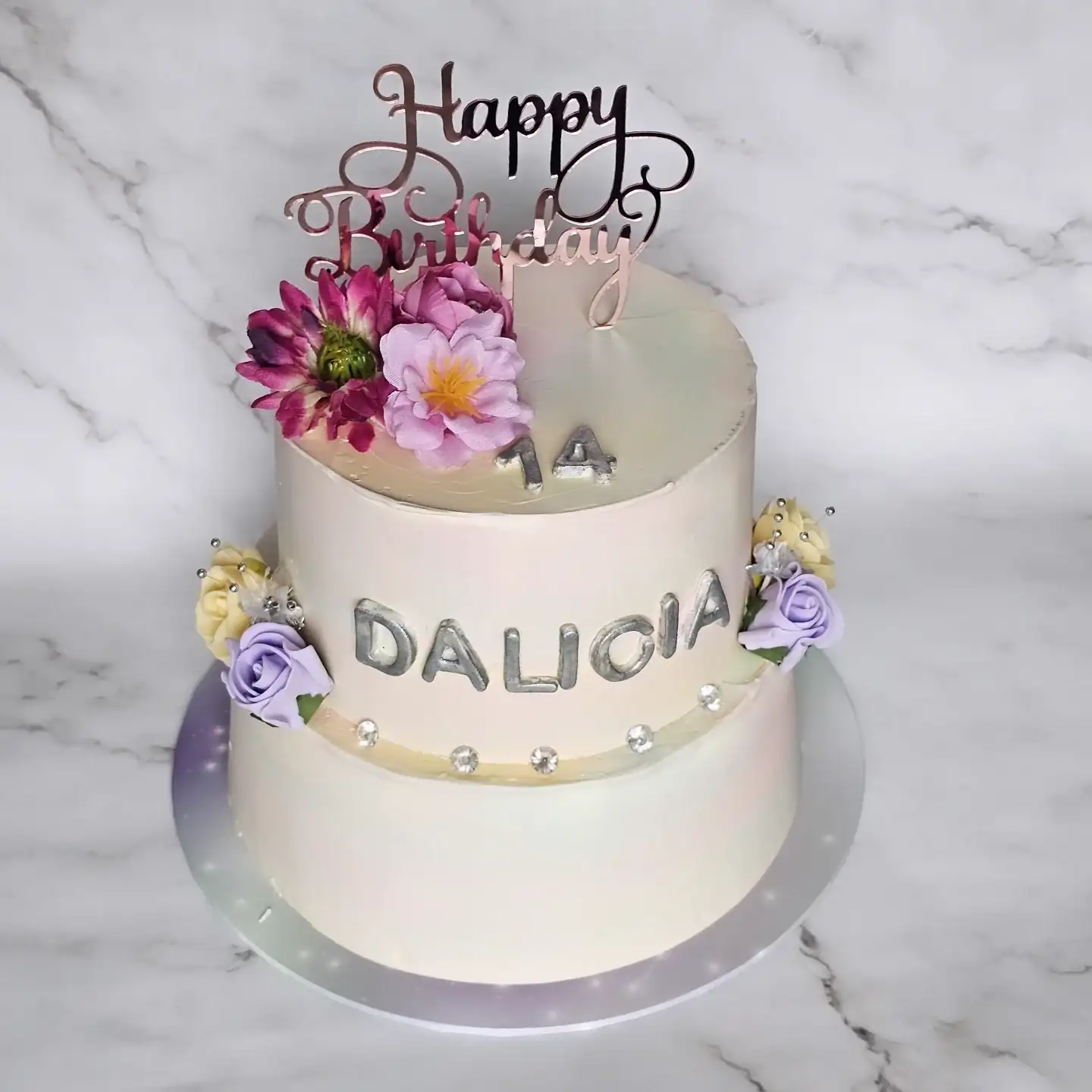 Hazelbakt Verjaardagsstapeltaart met bloemen en zilvere letters